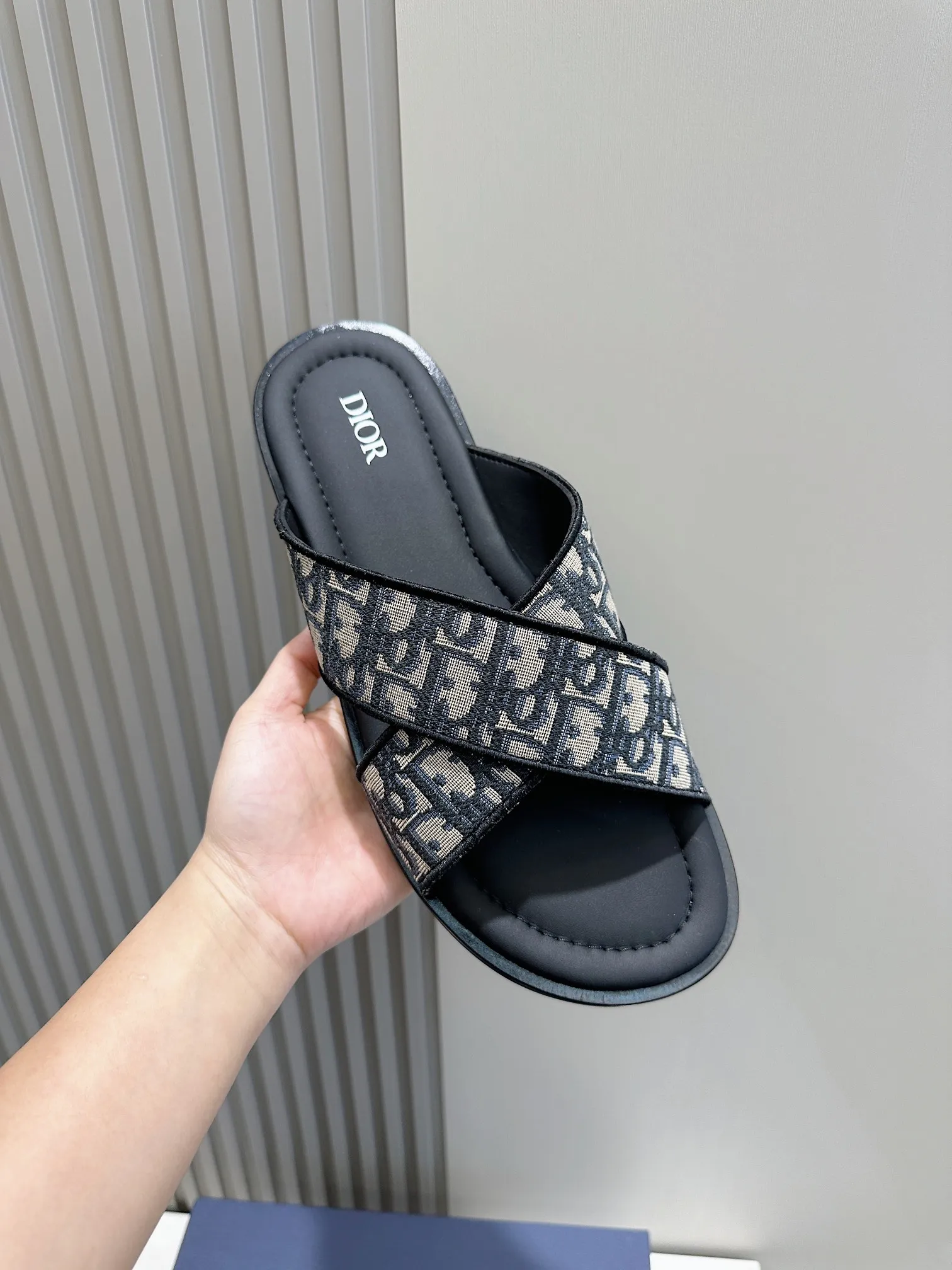 P320【DIOR】💰Size39-44 (38.45 custom-made) 2024ss Dior’s latest men’s slippers are a must-have. Dior Alias ​​Men's Genuine Leather Slippers This summer new Alias ​​sandal embodies a casual and elegant style. Carefully crafted from grained cow leather and Oblique printed fabric, with cowhide lining! Cross-strap design with metal-clad brass CD Diamond logo. The imported cowhide leather and rubber sole adds sophistication and comfort, while Oblique print-effect anti-slip panels add style.